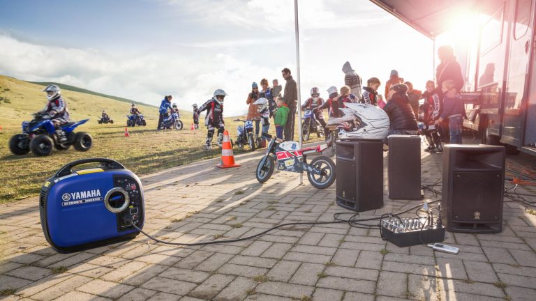 2014-Yamaha-EF2000IS-EU-Blue-Action-003-03