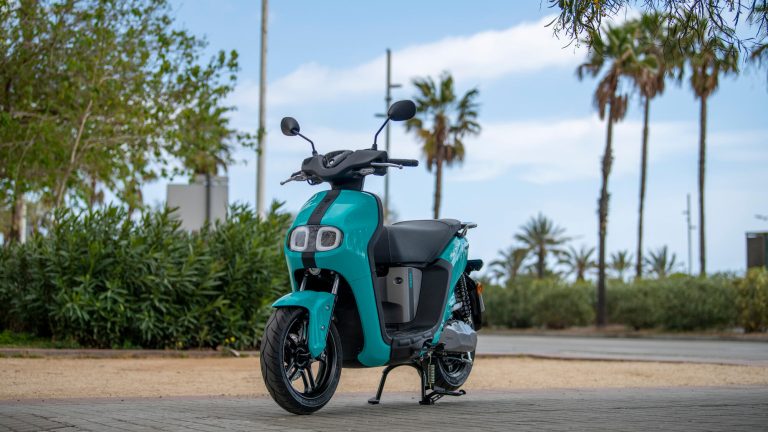 2023-Yamaha-EJE025DB-EU-Dual_Battery_Aqua_-Static-004-03