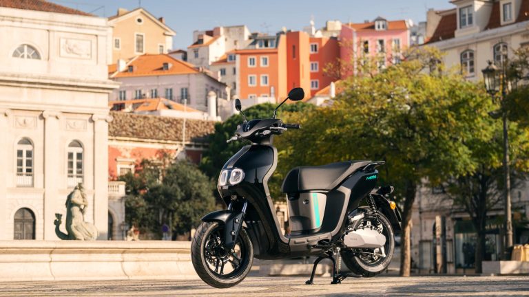 2023-Yamaha-EJE025DB-EU-Dual_Battery_Midnight_Black_-Static-006-03