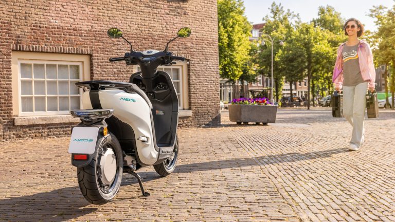 2023-Yamaha-EJE025DB-EU-Dual_Battery_Milky_White_-Action-005-03