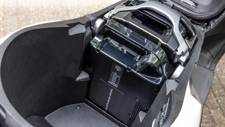 2023-Yamaha-EJE025DB-EU-Dual_Battery_Milky_White_-Action-010-03