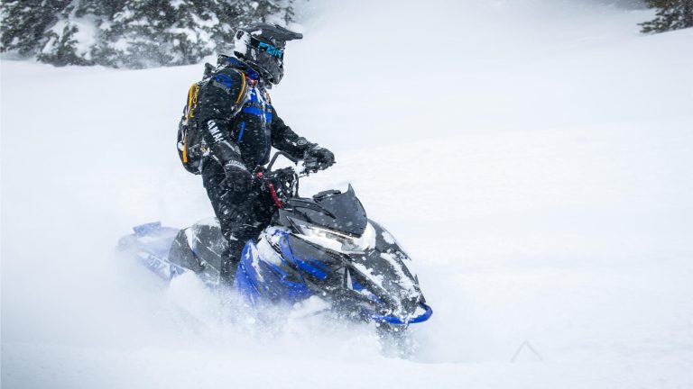 2024-Yamaha-MNTN-MAX-154-EU-Racing_Blue-Action-006-03