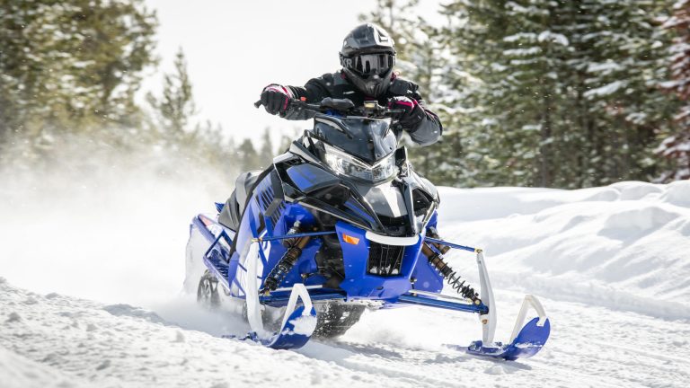 2024-Yamaha-SIDEWINDER-L-TX-EU-Racing_Blue_-Action-003-03