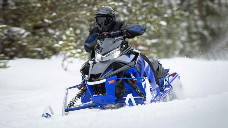 2024-Yamaha-SIDEWINDER-L-TX-EU-Racing_Blue_-Action-004-03