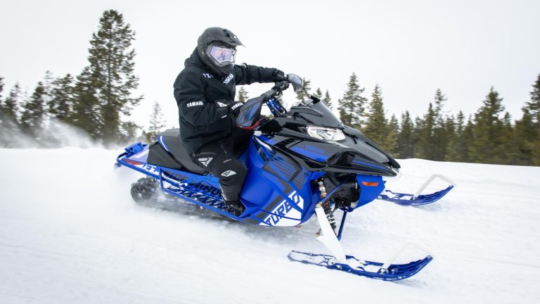 2024-Yamaha-SIDEWINDER-L-TX-EU-Racing_Blue_-Action-005-03