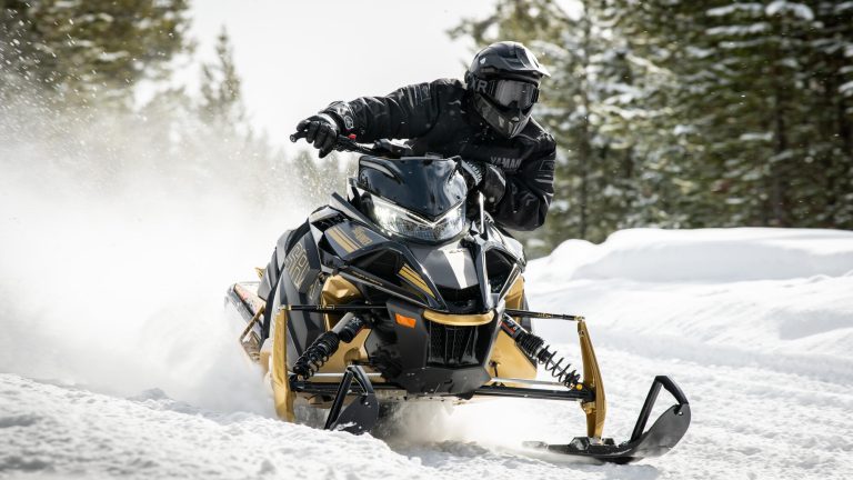 2024-Yamaha-SIDEWINDER-S-RX-EU-Nebura_Gold___Black-Action-005-03