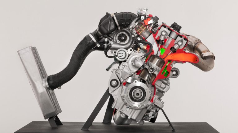 2024-Yamaha-SIDEWINDER-S-TX-EU-Detail-002-03