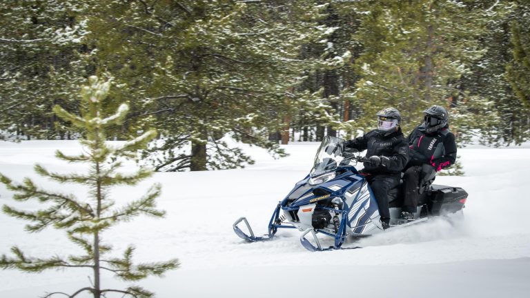 2024-Yamaha-SIDEWINDER-S-TX-EU-Ink_Blue___Frost_Silver_-Action-005-03