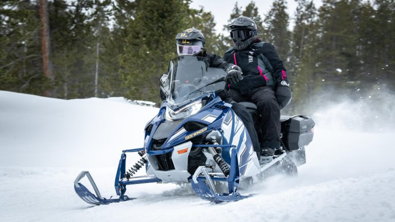 2024-Yamaha-SIDEWINDER-S-TX-EU-Ink_Blue___Frost_Silver_-Action-009-03