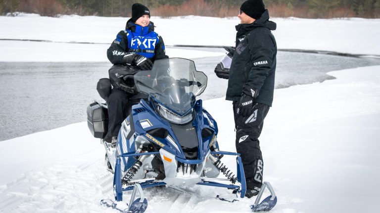 2024-Yamaha-SIDEWINDER-S-TX-EU-Ink_Blue___Frost_Silver_-Static-001-03