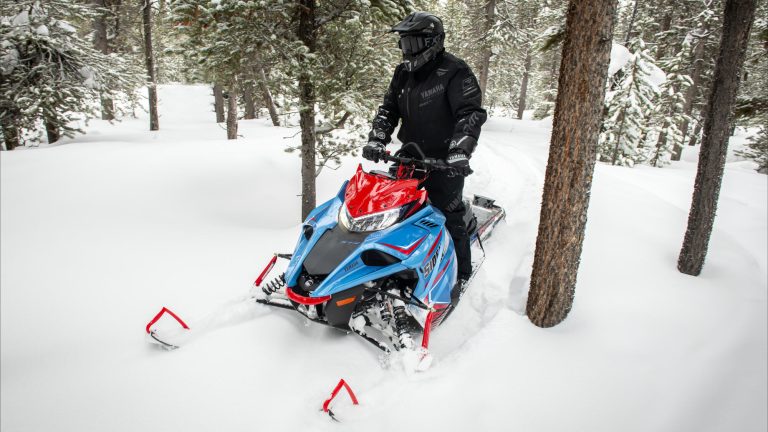 2024-Yamaha-SIDEWINDER-X-TX-EU-Ice_Blue___Vivid_Red_Cocktail-Action-002-03