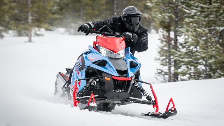 2024-Yamaha-SIDEWINDER-X-TX-EU-Ice_Blue___Vivid_Red_Cocktail-Action-003-03