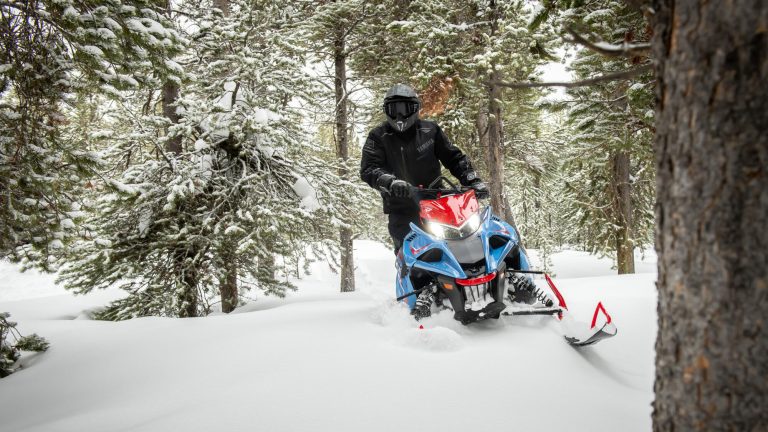 2024-Yamaha-SIDEWINDER-X-TX-EU-Ice_Blue___Vivid_Red_Cocktail-Action-004-03