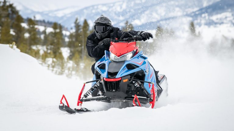 2024-Yamaha-SIDEWINDER-X-TX-EU-Ice_Blue___Vivid_Red_Cocktail-Action-006-03