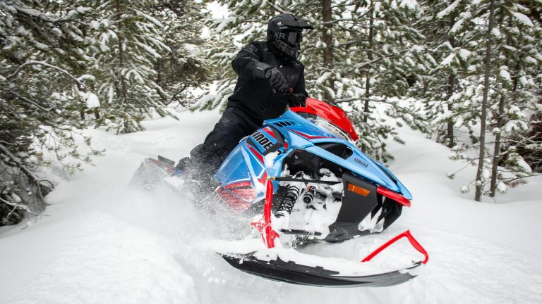 2024-Yamaha-SIDEWINDER-X-TX-EU-Ice_Blue___Vivid_Red_Cocktail-Action-007-03