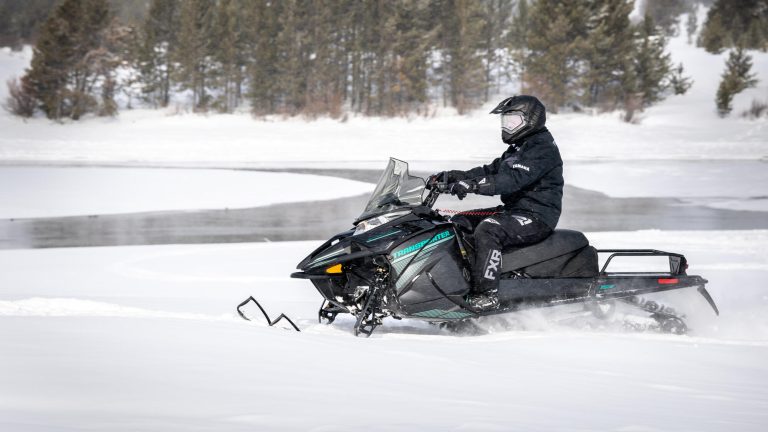 2024-Yamaha-SXMP800-EU-Yamaha_Black-Action-004-03