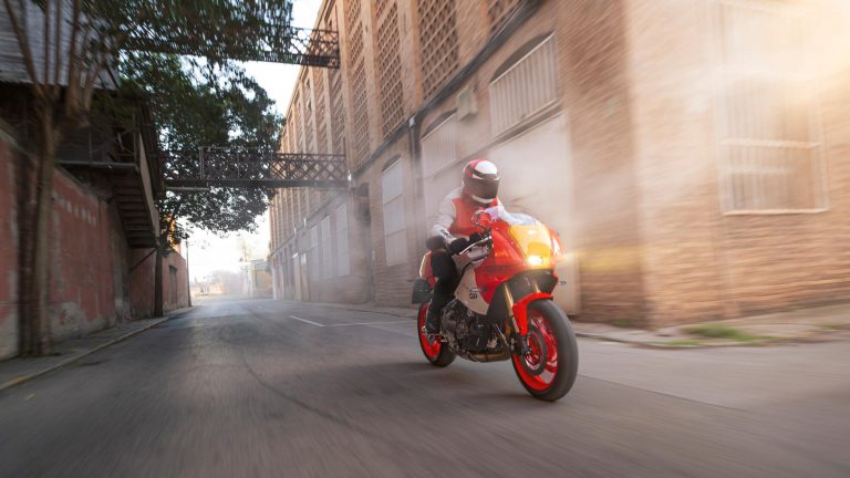 2024-Yamaha-XS850GP-EU-Legend_Red-Action-011-03