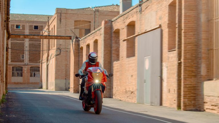 2024-Yamaha-XS850GP-EU-Legend_Red-Action-015-03