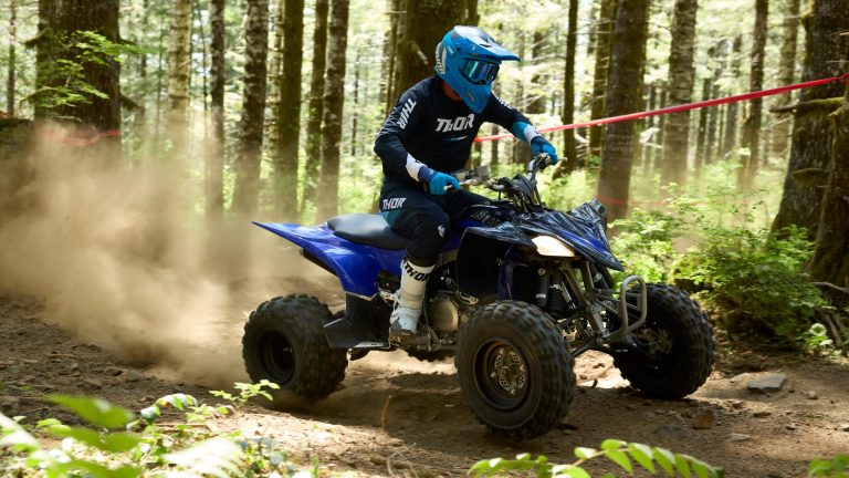 2024-Yamaha-YFZ450R-24-EU-Racing_Blue-Action-003-03