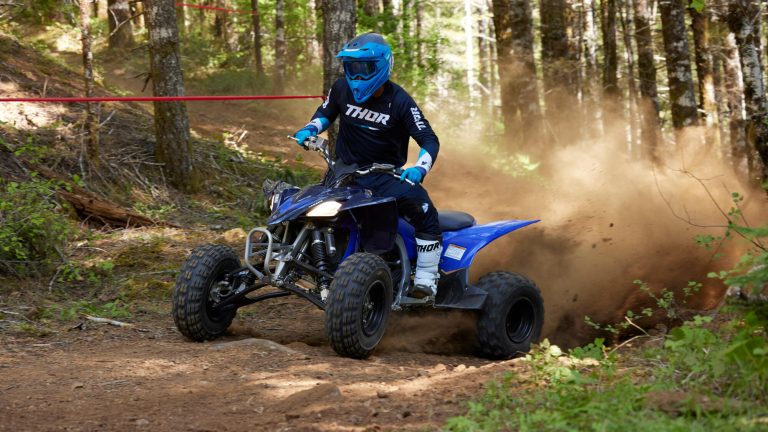 2024-Yamaha-YFZ450R-24-EU-Racing_Blue-Action-004-03