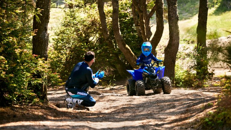 2024-Yamaha-YFZ50-24-EU-Racing_Blue-Action-003-03