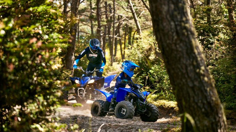 2024-Yamaha-YFZ50-24-EU-Racing_Blue-Action-004-03