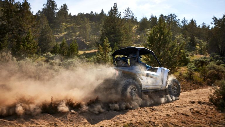 2024-Yamaha-YXE1000EW-24LE-EU-Silver_Metallic_Black-Action-003-03