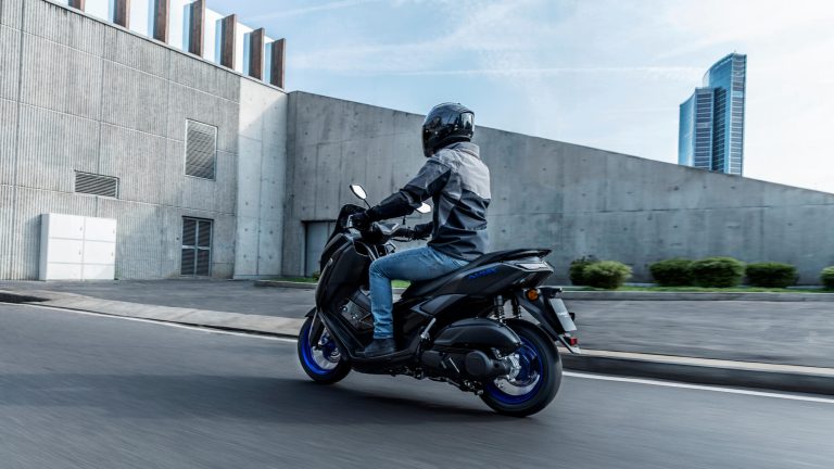 2025-Yamaha-G125YM-EU-Icon_Black_-Action-011-03