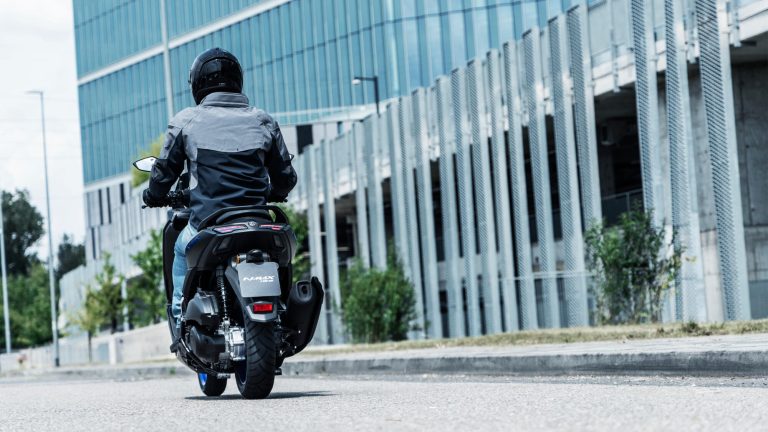 2025-Yamaha-G125YM-EU-Icon_Black_-Action-013-03