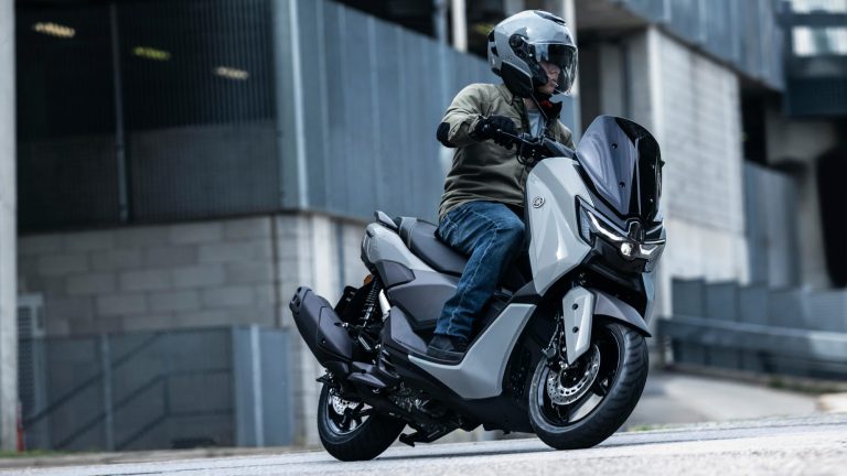 2025-Yamaha-G125YMSV-EU-Ceramic_Grey-Action-004-03