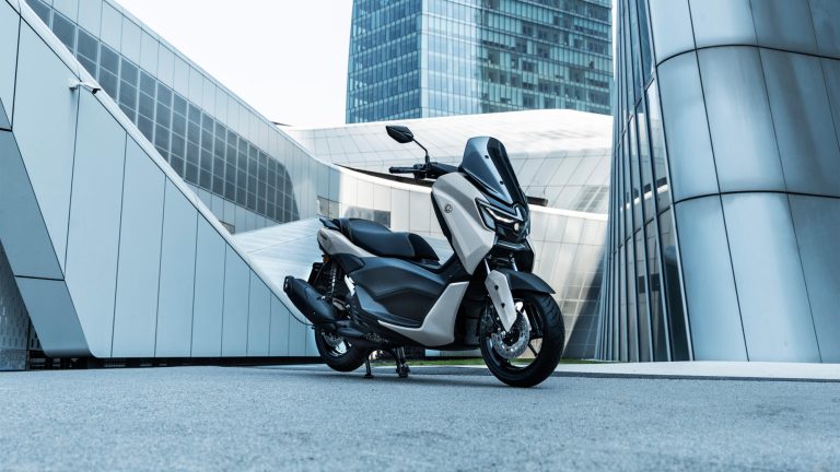 2025-Yamaha-G125YMSV-EU-Ceramic_Grey-Static-002-03