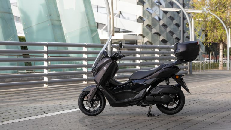 2025-Yamaha-G125YMSV-EU-Dark_Magma-Accessorized-detail-002-03