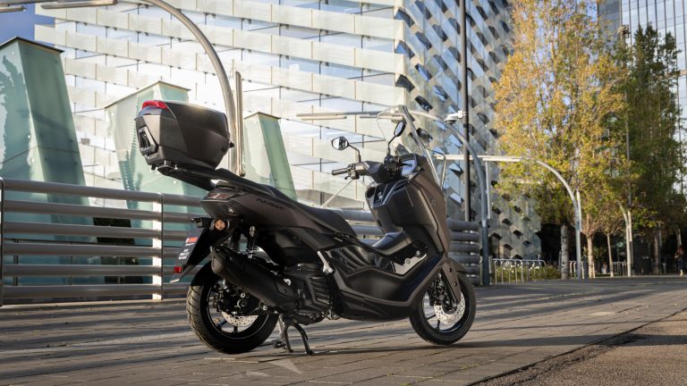 2025-Yamaha-G125YMSV-EU-Dark_Magma-Accessorized-detail-003-03