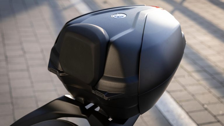 2025-Yamaha-G125YMSV-EU-Dark_Magma-Accessorized-detail-008-03