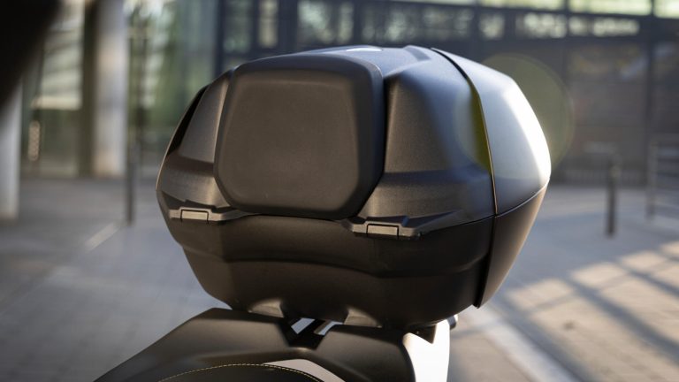 2025-Yamaha-G125YMSV-EU-Dark_Magma-Accessorized-detail-010-03