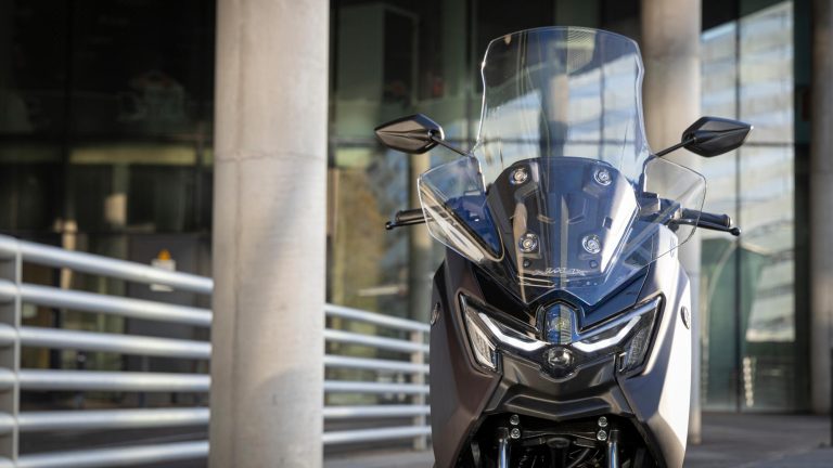 2025-Yamaha-G125YMSV-EU-Dark_Magma-Accessorized-detail-014-03