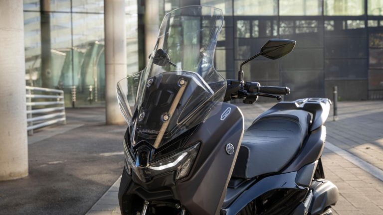 2025-Yamaha-G125YMSV-EU-Dark_Magma-Accessorized-detail-015-03