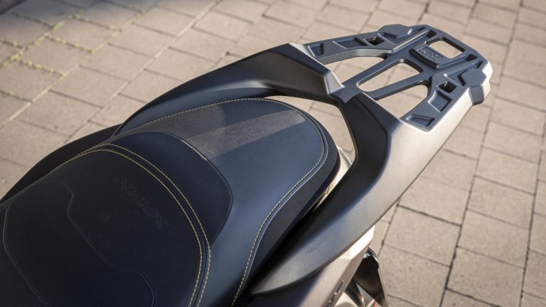 2025-Yamaha-G125YMSV-EU-Dark_Magma-Accessorized-detail-017-03