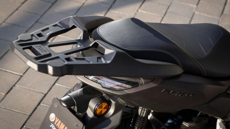 2025-Yamaha-G125YMSV-EU-Dark_Magma-Accessorized-detail-018-03