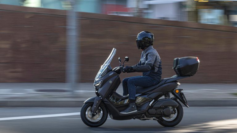 2025-Yamaha-G125YMSV-EU-Dark_Magma-Accessorized-detail-021-03