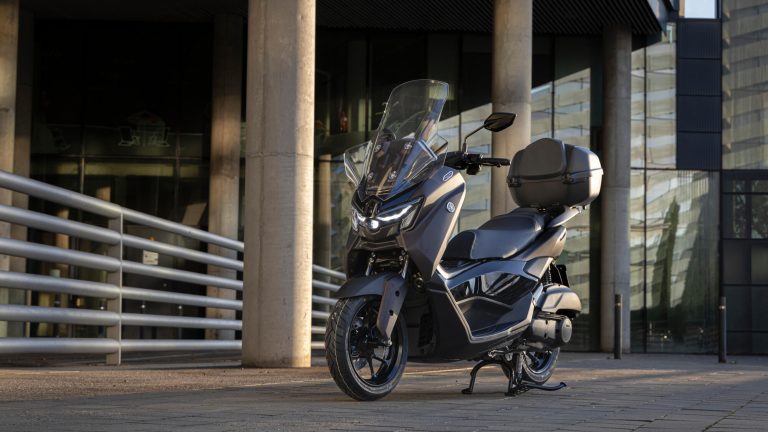 2025-Yamaha-G125YMSV-EU-Dark_Magma-Accessorized-detail-031-03