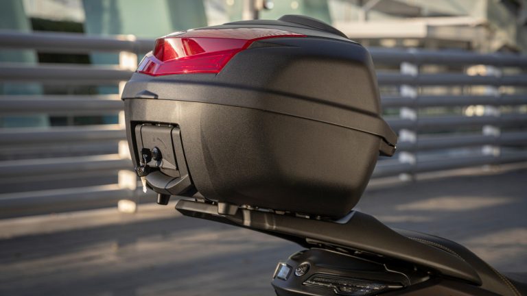 2025-Yamaha-G125YMSV-EU-Dark_Magma-Accessorized-detail-036-03