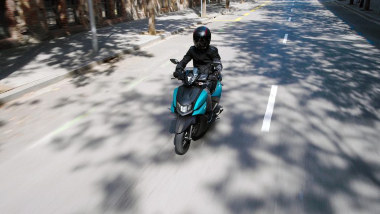 2025-Yamaha-LCG125-EU-Matt_Cyan-Action-009-03