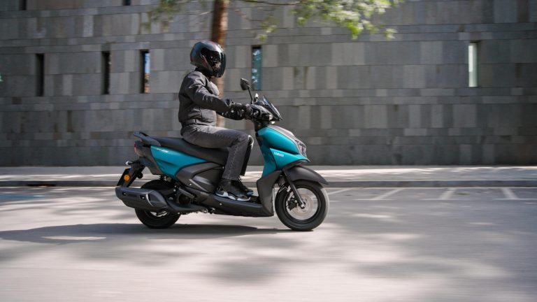 2025-Yamaha-LCG125-EU-Matt_Cyan-Action-010-03