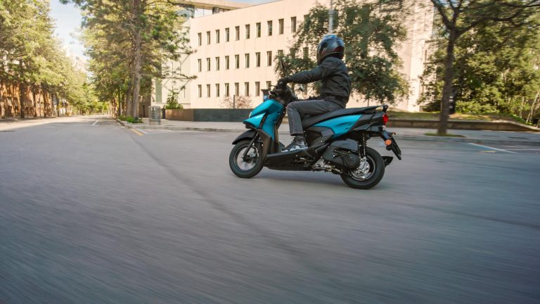 2025-Yamaha-LCG125-EU-Matt_Cyan-Action-011-03