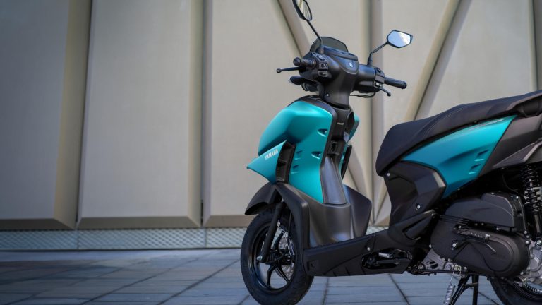 2025-Yamaha-LCG125-EU-NA-Detail-001-03