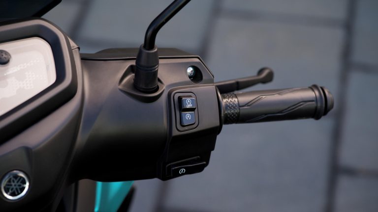 2025-Yamaha-LCG125-EU-NA-Detail-003-03