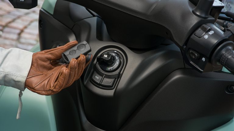 2025-Yamaha-LMW125YM-EU-NA-Detail-006-03