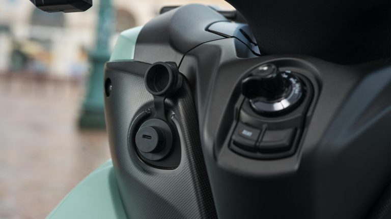 2025-Yamaha-LMW125YM-EU-NA-Detail-009-03