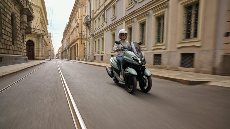 2025-Yamaha-LMW125YM-EU-Zen_Green-Action-002-03